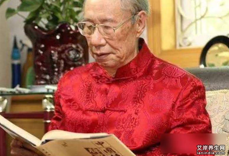 他举例子说，有人胃不好是因为总加班，晚上不睡觉，结果早上起来没胃口，还反酸