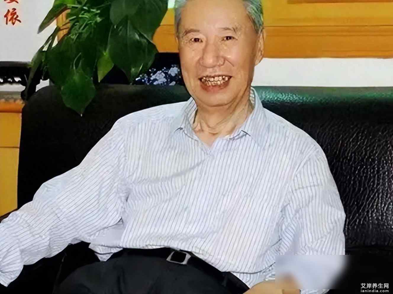 李振华是河南洛宁人，1924年出生在中医世家