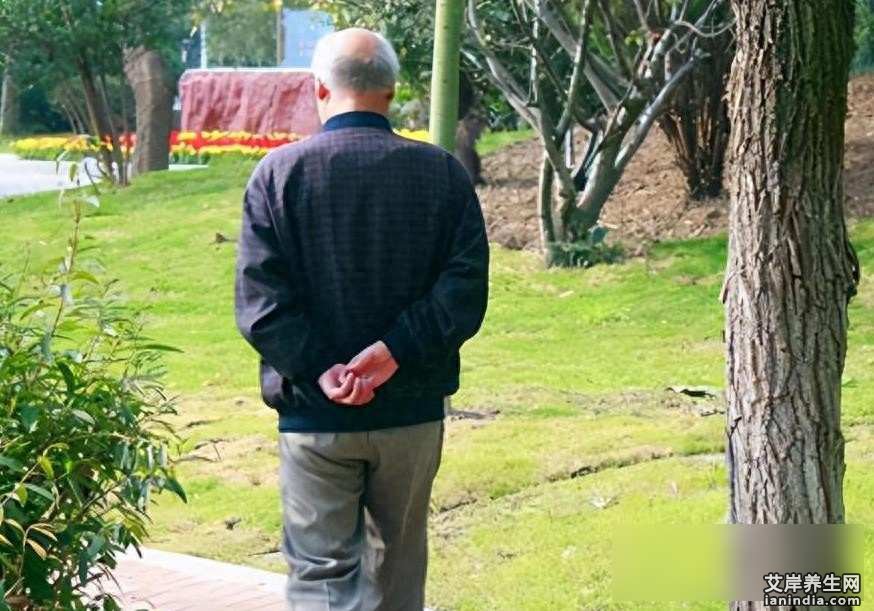 长期酗酒的人小脑像被泡坏，走路发飘站不稳