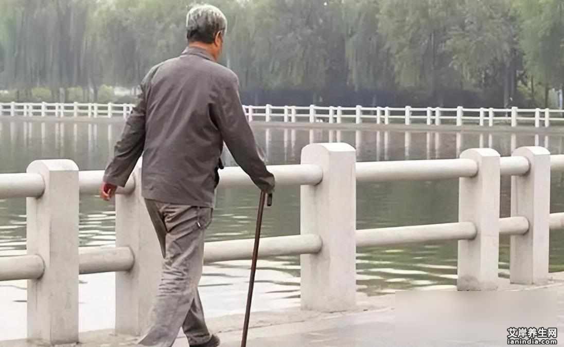 脚像粘在地上，这叫冻结步态
