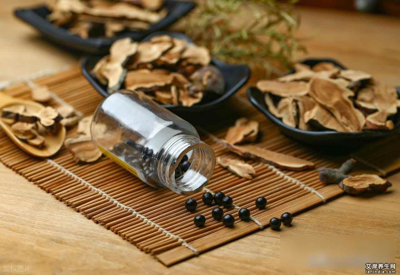 更年期困扰千万人，中医西医各执一词，三种药到底能不能治？